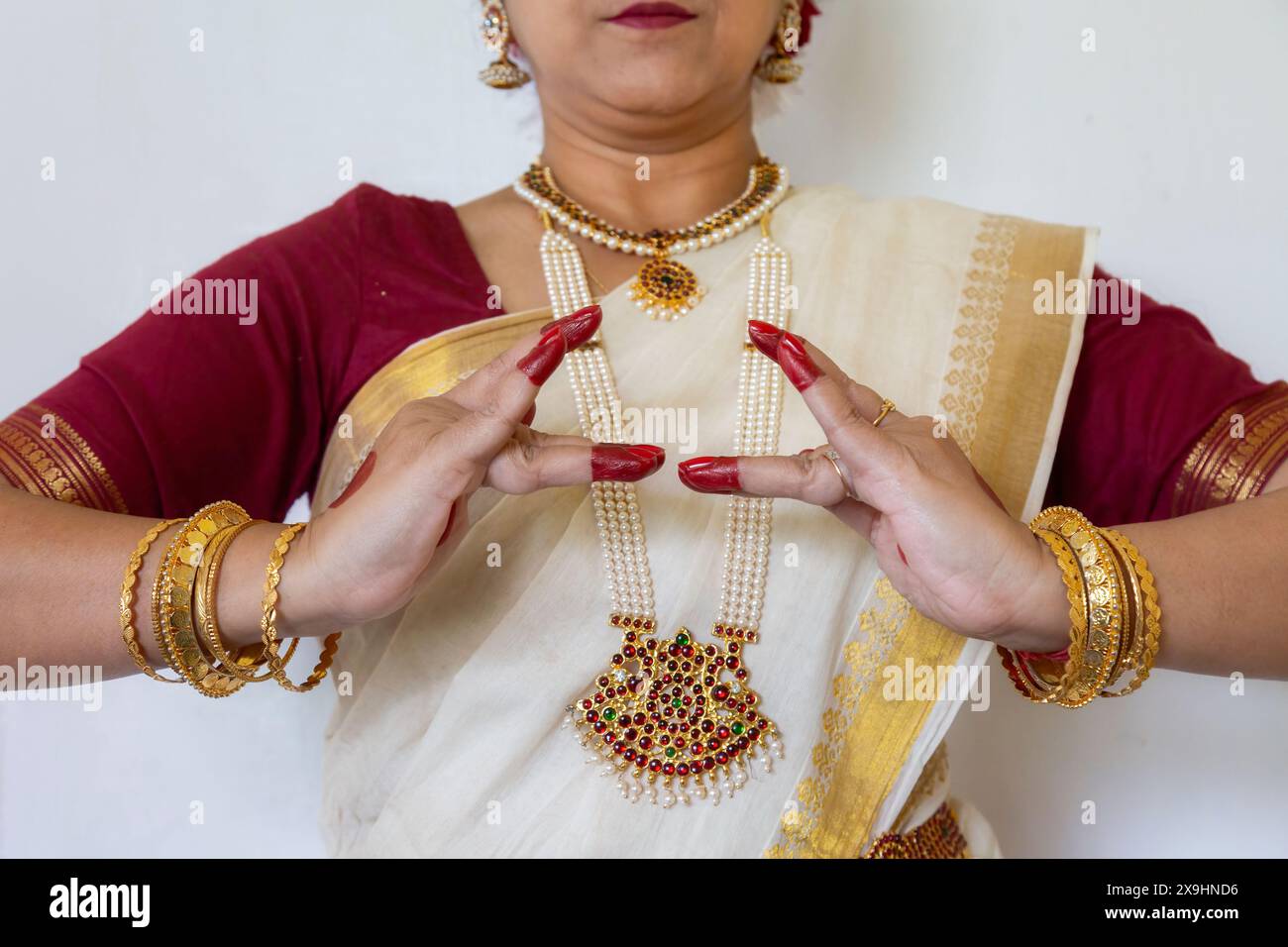 Bharatanatyam indischer klassischer Tanz Mudra (Pose), demonstriert von einer indischen klassischen Tänzerin. Stockfoto