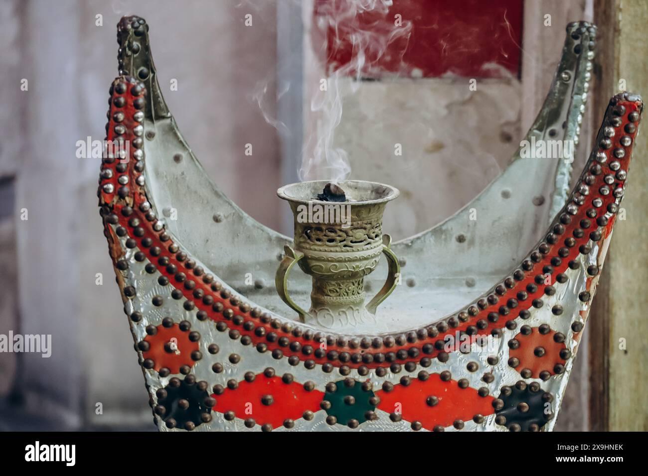 Verbrannter Räucherstäbchen im Souq Waqif in Doha, Katar Stockfoto