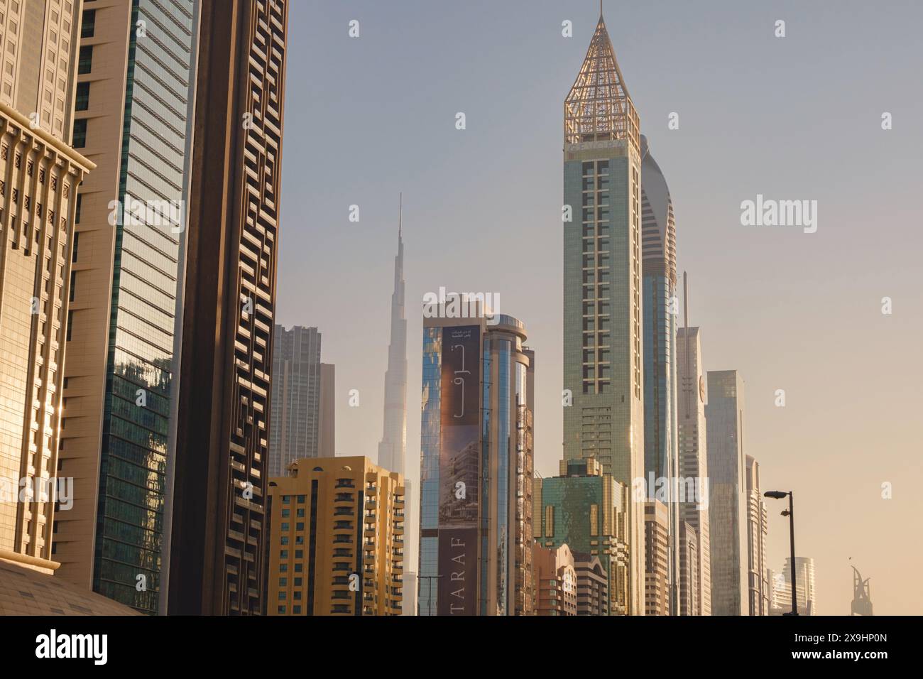 Dubai, VAE - 16. Januar 2024: Dubai Museum of the Future from sheikh zayed Road. Modernes futuristisches Museum nach dem Entwurf des Architekten Shaun Stockfoto