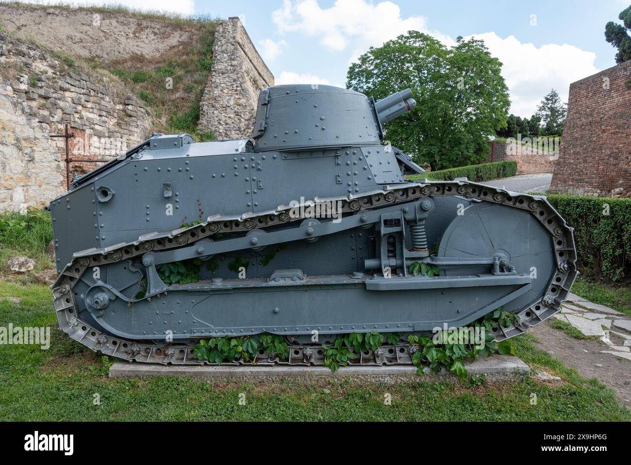 Seitenansicht eines französischen Panzers Renault FT in der Belgrader Militärfestung. April 2024. Stockfoto