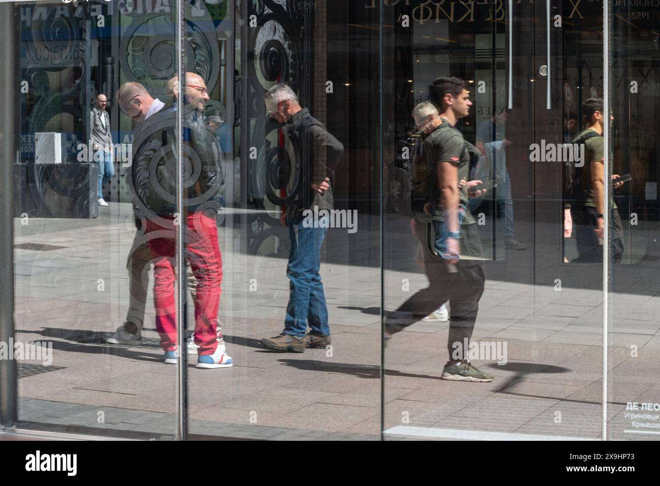 Ungewöhnliche und leicht abstrakte Darstellung von Käufern im Schaufenster. April 2024 Stockfoto