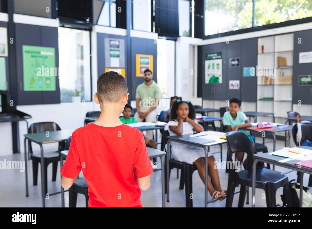 In der Schule konzentrieren sich asiatische Lehrer und verschiedene junge Schüler auf den Unterricht Stockfoto