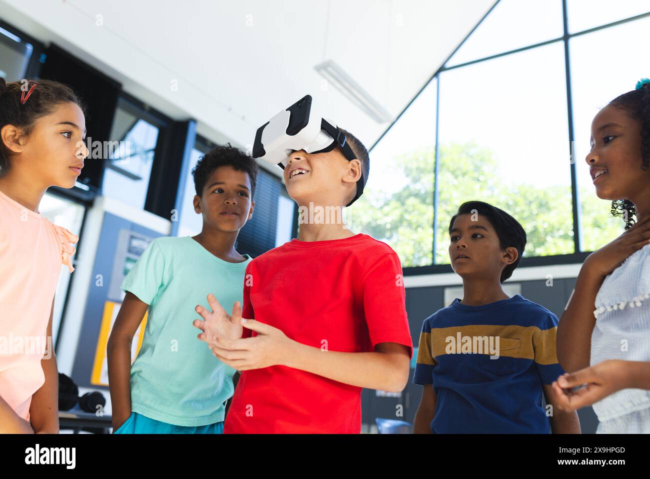 In der Schule erforscht eine Gruppe birassischer junger Schüler die virtuelle Realität Stockfoto