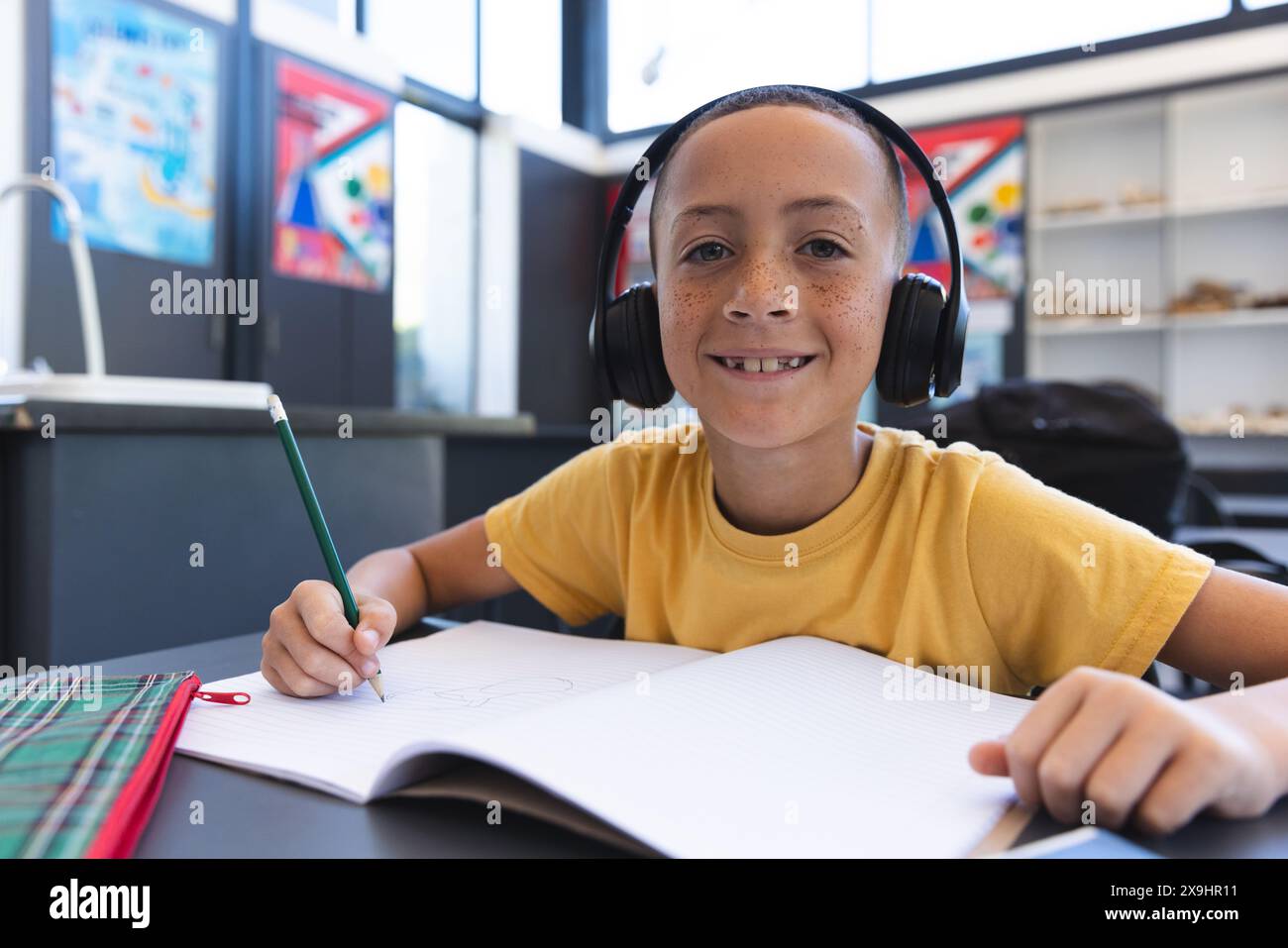 Biracial Boy studiert in einem Klassenzimmer in der Schule Stockfoto