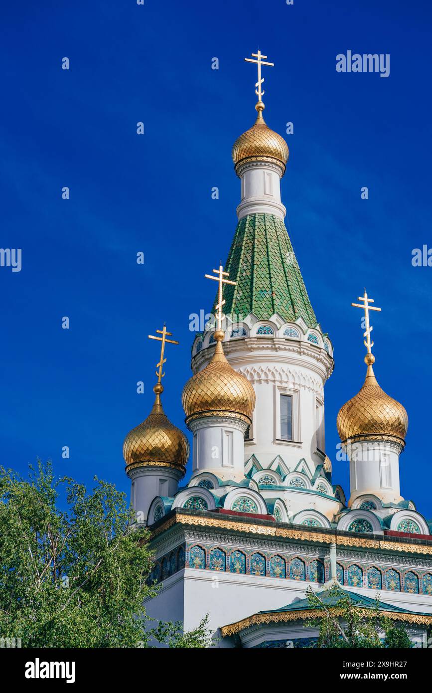 Vertikaler Blick auf den Heiligen Nikolaus, den Wundertäter oder den Wundermacher, russisch-orthodoxen Tempel in Sofia, Bulgarien Stockfoto