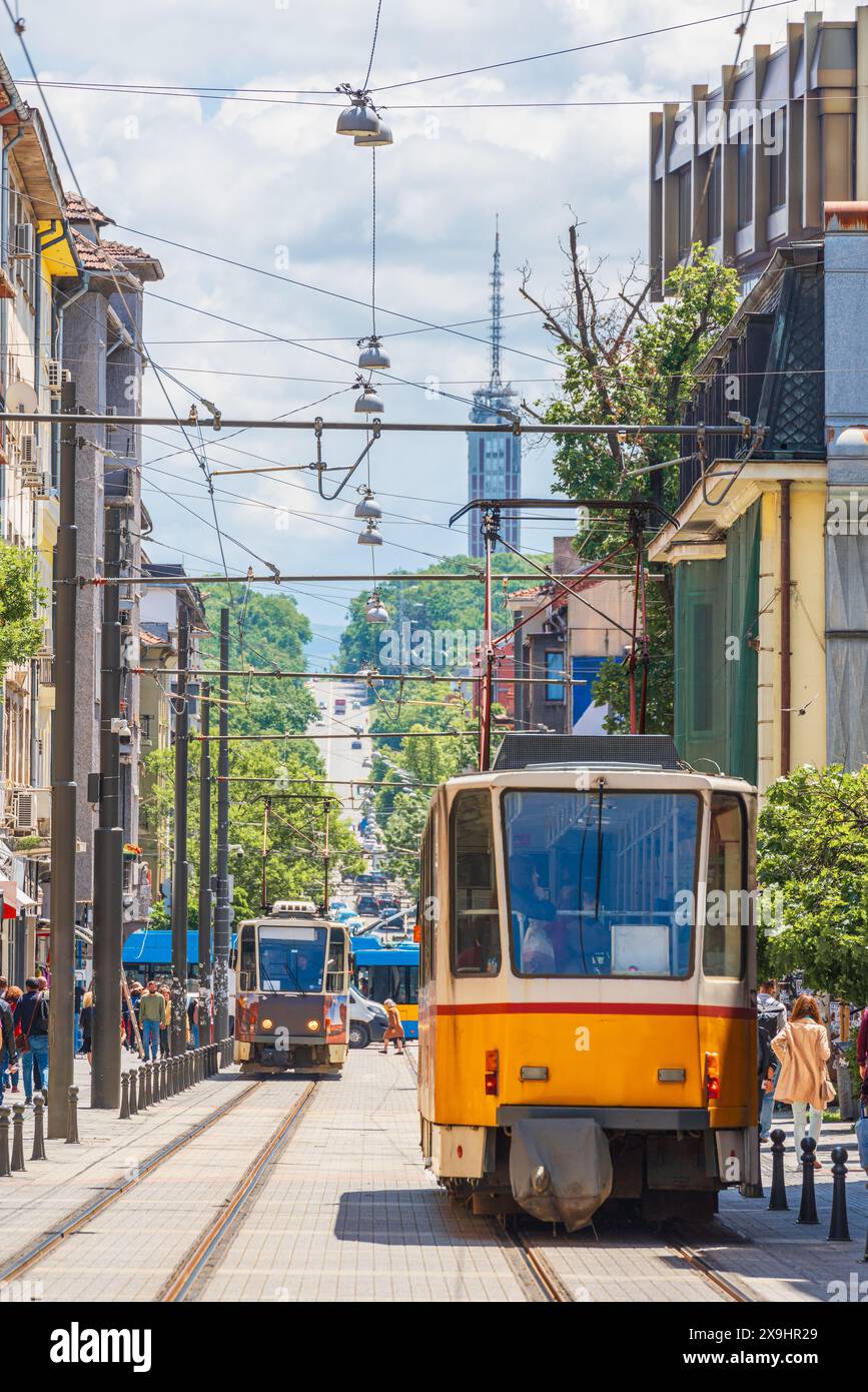 Überfüllte Straße mit zwei altmodischen Seilbahnen in Sofia, der Hauptstadt Bulgariens Stockfoto