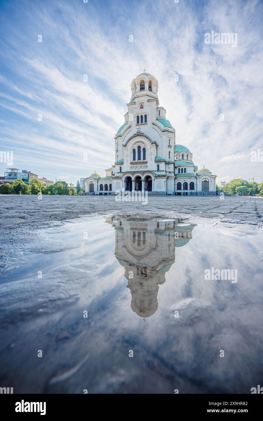 Vertikale Ansicht der Alexander-Newski-Kathedrale in Sofia, Bulgariens Hauptstadt, reflektiert auf dem Wasser Stockfoto