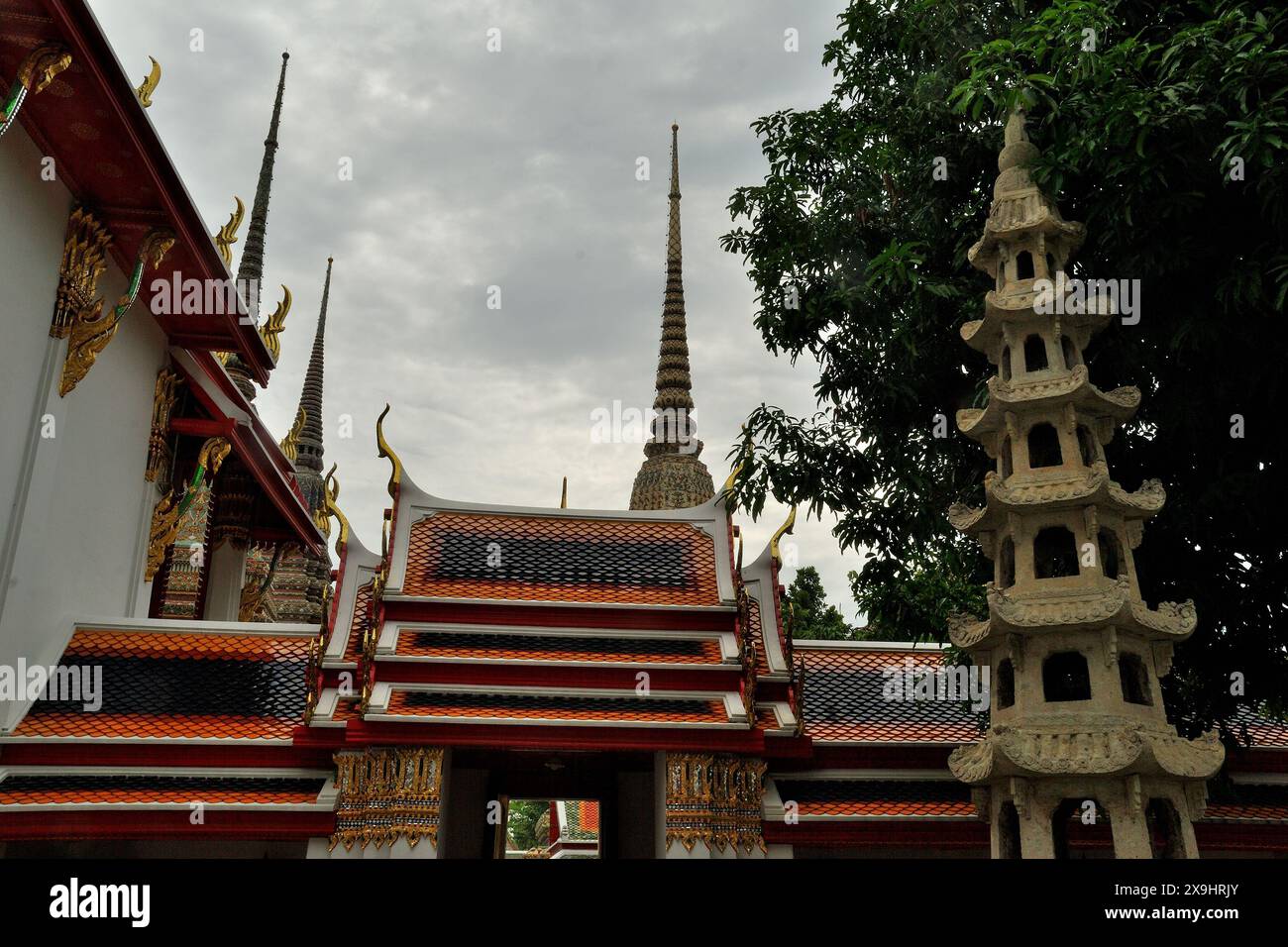 Teilweiser Blick auf den Wat Pho Tempel, auch bekannt als der liegende Buddha Tempel, Bangkok, Thailand Stockfoto