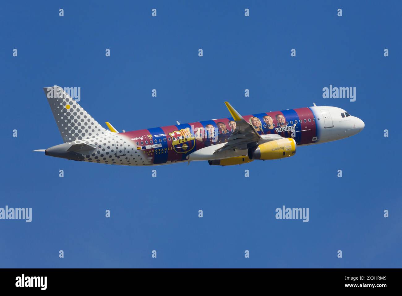Barcelona, Spanien - 19. Mai 2024: Vueling Airbus A320 mit FC Barcelona Women Team Livery startet vom Flughafen El Prat in Barcelona, Spanien. Stockfoto