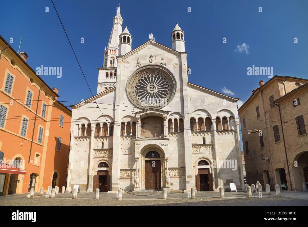 Westfassade der Kathedrale von Modena, Emilia-Romagna, Italien. Stockfoto