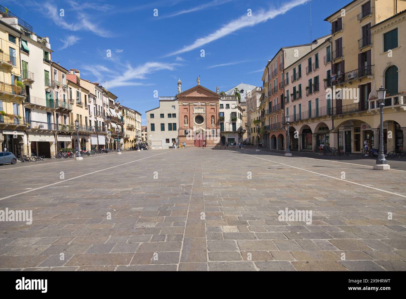 Padua, Italien - 17. August 2021: Blick auf die Piazza dei Signori in Richtung der Kirche San Clemente, Padua, Italien. Stockfoto