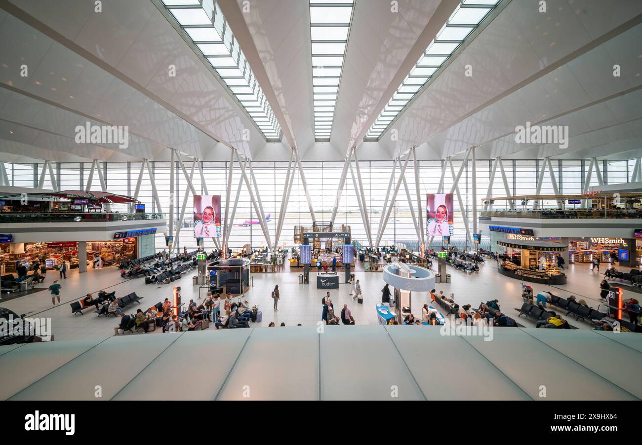 Budapest, Ungarn - 05.25.24.: Ferenc Liszt International Airport Budapest Architektur und Passagiere in der Nähe. Der Flughafen Ferenc Liszt in Budapest ist der Stockfoto