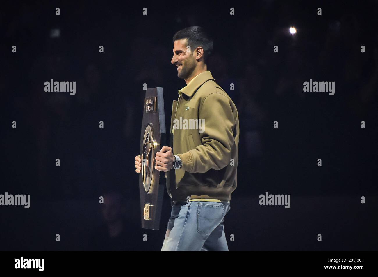 Der serbische Tennisspieler Novak Djokovic bringt die Trophäe während der Liqui Moly Starligue Trophäe nach dem Handball-Finale gegen den Pays d’Aix Universite Club in der Accor Arena in Paris am 31. Mai 2024. Foto: Firas Abdullah/ABACAPRESS. KOM Stockfoto