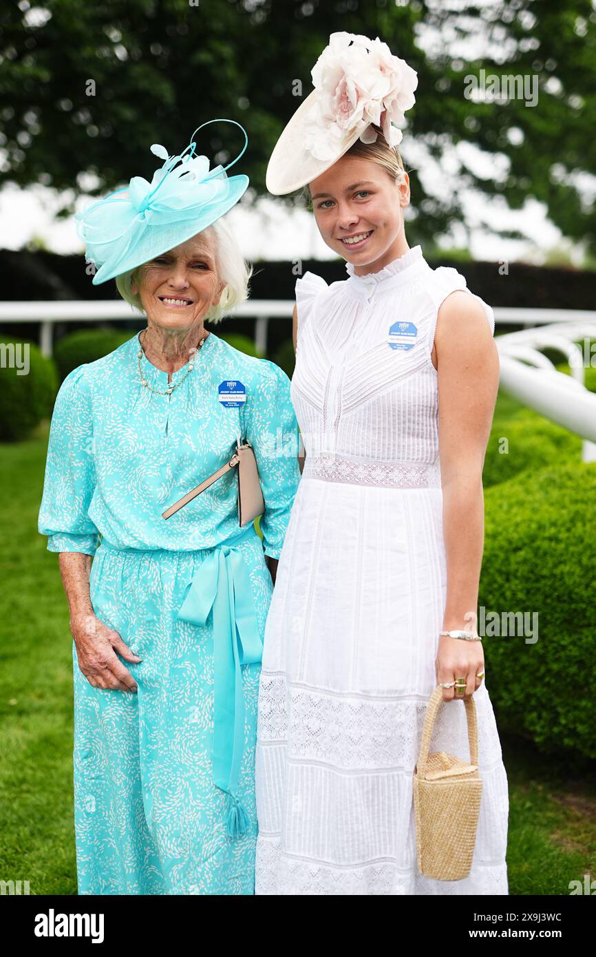 Dame Mary Berry (links) und ihre Enkelin Abby Hunnings besuchen das ...
