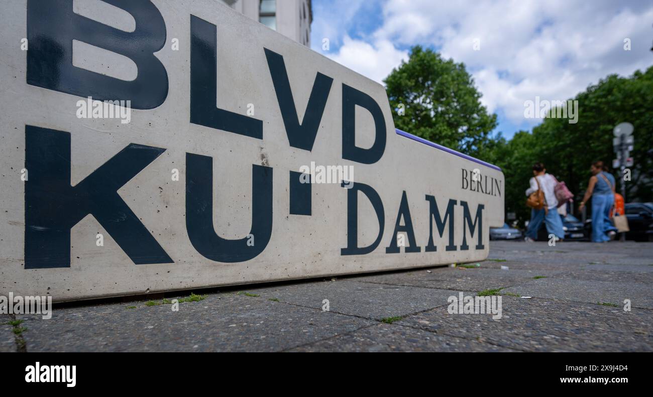 31. Mai 2024, Berlin: An der Kreuzung von Kurfürstendamm und Uhlandstraße steht ein Betonsitzteil mit der Inschrift „BLVD Ku'Damm Berlin“. Der Kurfürstendamm, auch Ku'Damm genannt, ist eine der größten Einkaufsstraßen Berlins und gilt als Wahrzeichen der Hauptstadt. Foto: Monika Skolimowska/dpa Stockfoto