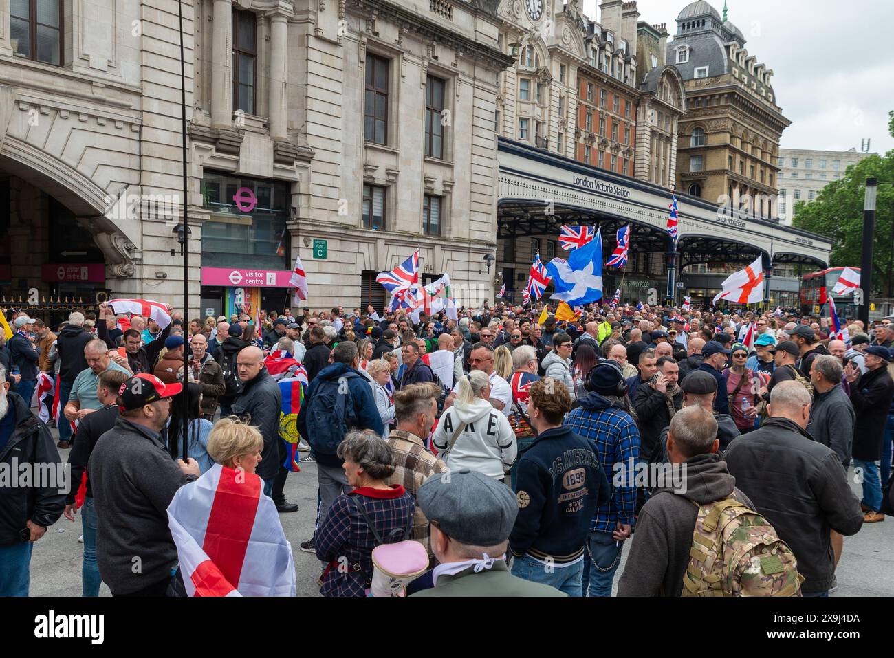 Victoria, Westminster, London, Großbritannien. Juni 2024. Unterstützer des Aktivisten Tommy Robinson und Gruppen wie die English Defence League versammelten sich vor der Londoner Victoria Station zu einem protestmarsch gegen Personen wie mutmaßliche zweistufige Polizeiarbeit, die sie als weich bei Protesten pro-Palästina ansehen. Anti-Rassismus-Gruppen wollen den marsch stören Stockfoto