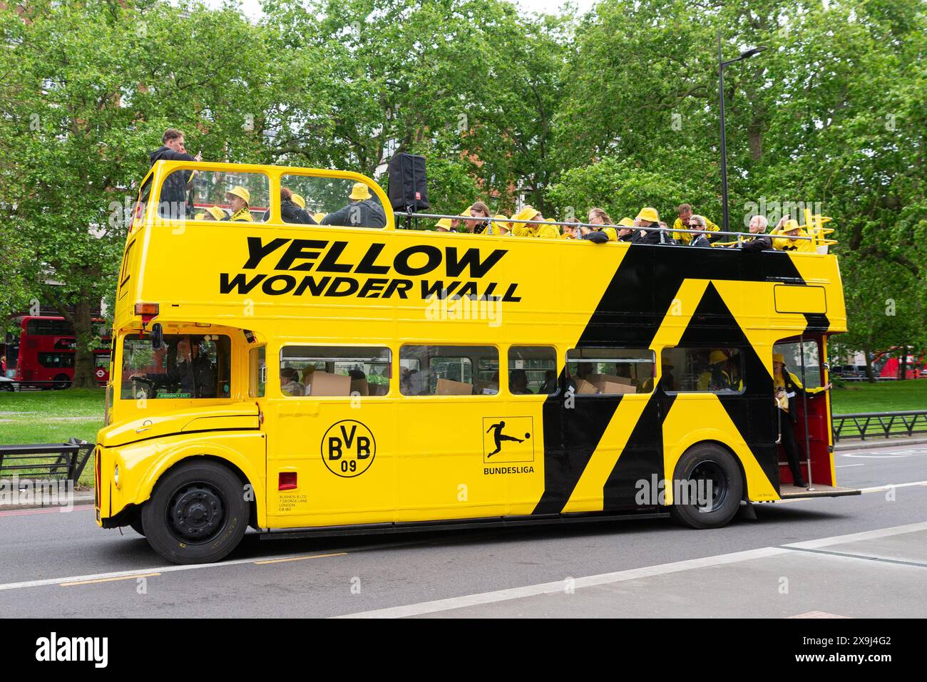 Park Lane, London, Großbritannien. Juni 2024. Im Wembley Stadium findet am Abend das UEFA Champions League-Finale zwischen Borussia Dortmund und Real Madrid statt. Hyde Park ist ein Treffpunkt für Fans der Teams. Offener Routemaster-Bus mit gelber Wunderwand und BVB-Grafiken Stockfoto