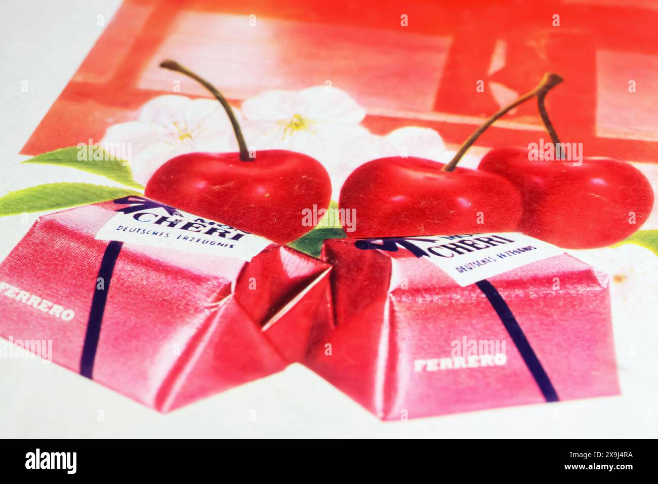 Viersen, Deutschland - 9. Mai. 2024: Das alte deutsche Retro-Magazin Ferrero Mon Cherie praliniert Werbung von 1975 Stockfoto