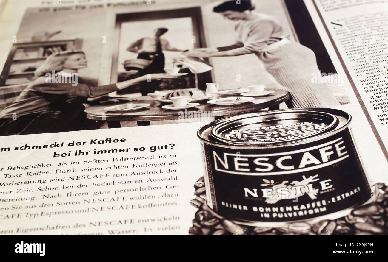 Viersen, Deutschland - 9. Mai. 2024: Alte deutsche Schwarz-weiß-Retro-Zeitschrift Nescafe Instant Coffee Advertising von 1957 Stockfoto