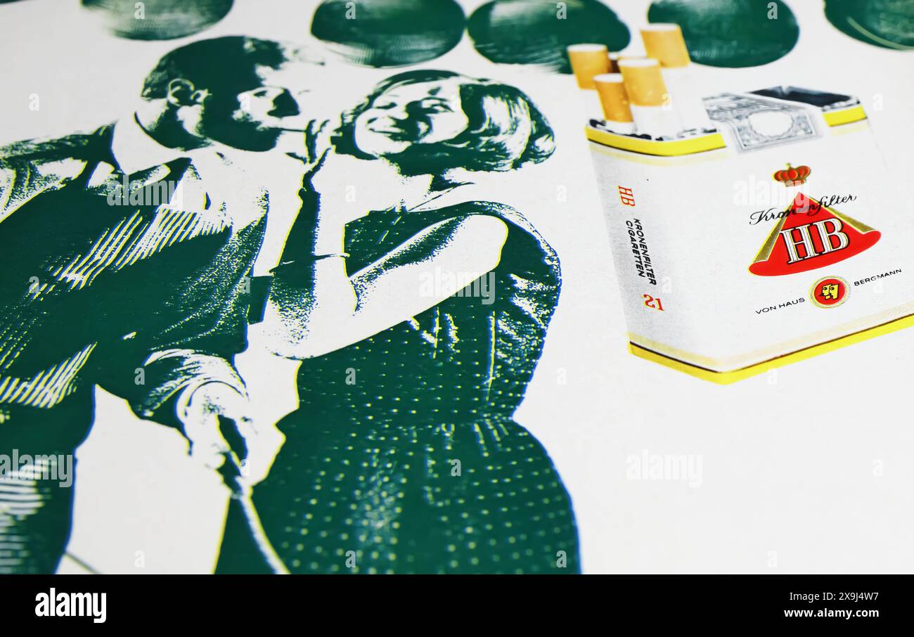Viersen, Deutschland - 9. Mai. 2024: Das alte deutsche Retro-Magazin HB Zigaretten warnt mit jungen rauchenden Paaren auf Party von 1965 Stockfoto