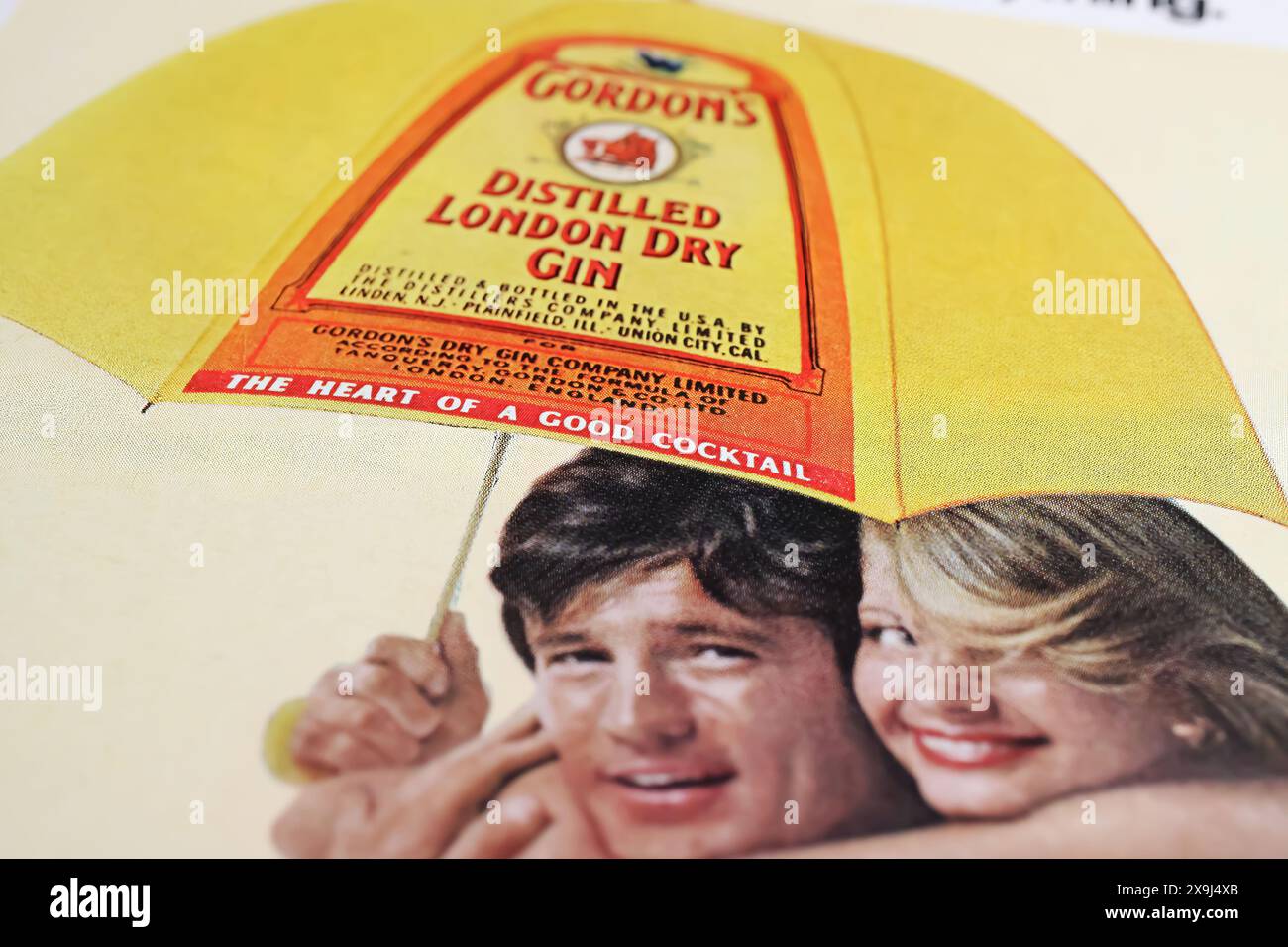 Viersen, Deutschland - 9. Mai. 2024: Das alte Retro-Magazin Gordon’s London Dry Gin von 1974 Stockfoto