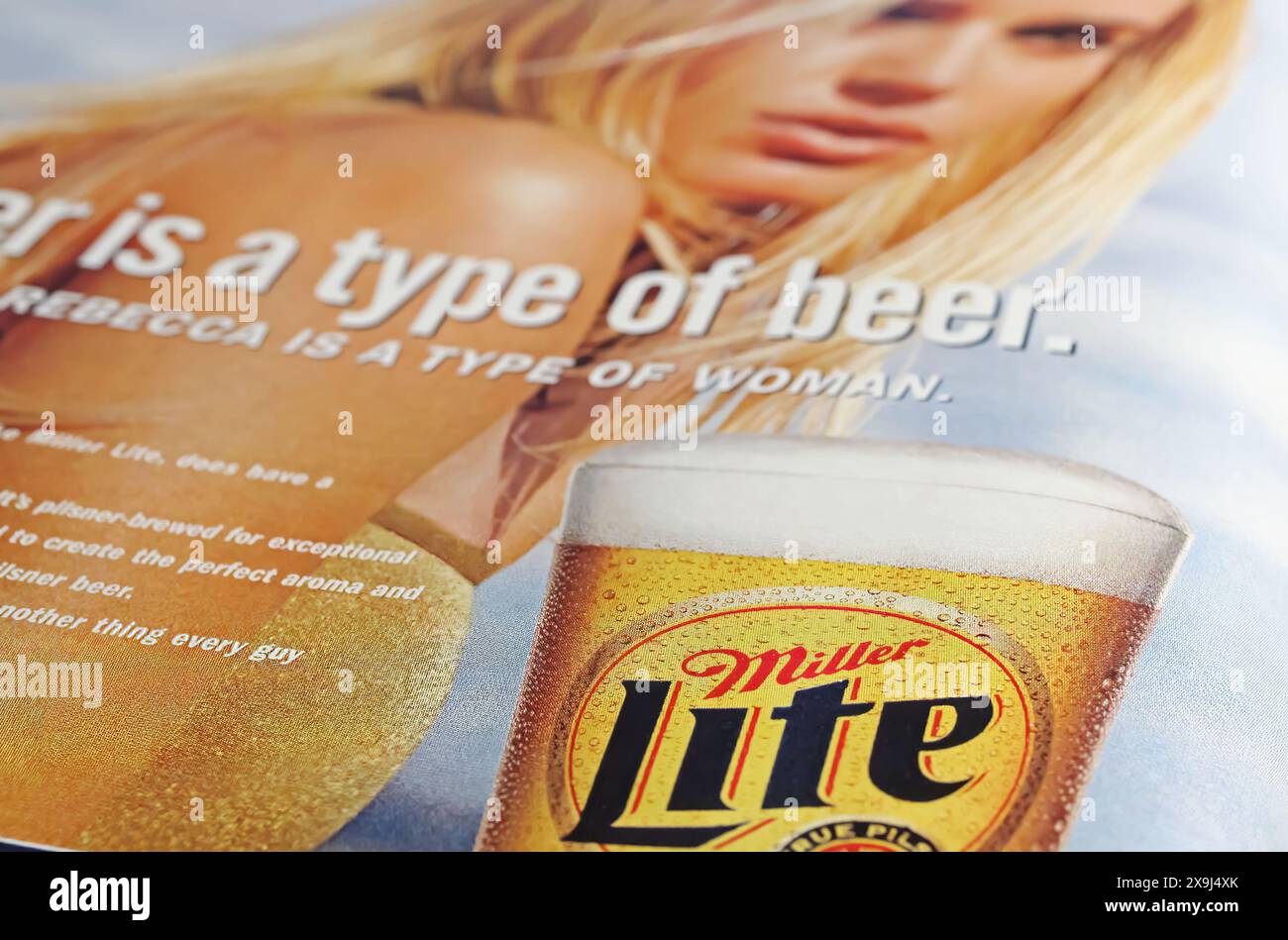 Viersen, Deutschland - 9. Mai. 2024: Miller Lite-Bierwerbung, die ab 1999 insbesondere Frauen ansprechen soll Stockfoto