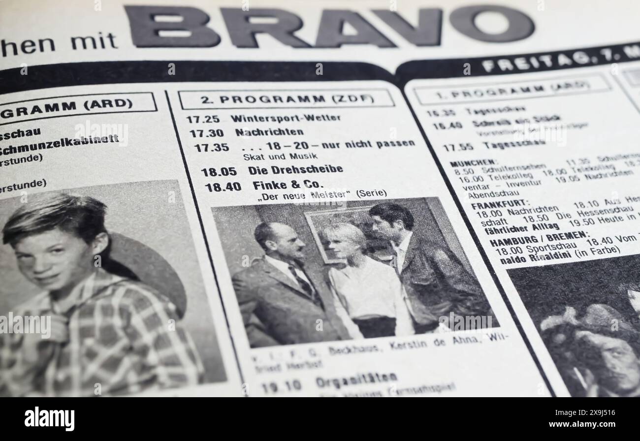 Viersen, Deutschland - 9. Mai. 2024: Deutscher Fernsehzeitführer im BRAVO Teen Magazin von 1969 mit den Kanälen ARD und ZDF Stockfoto