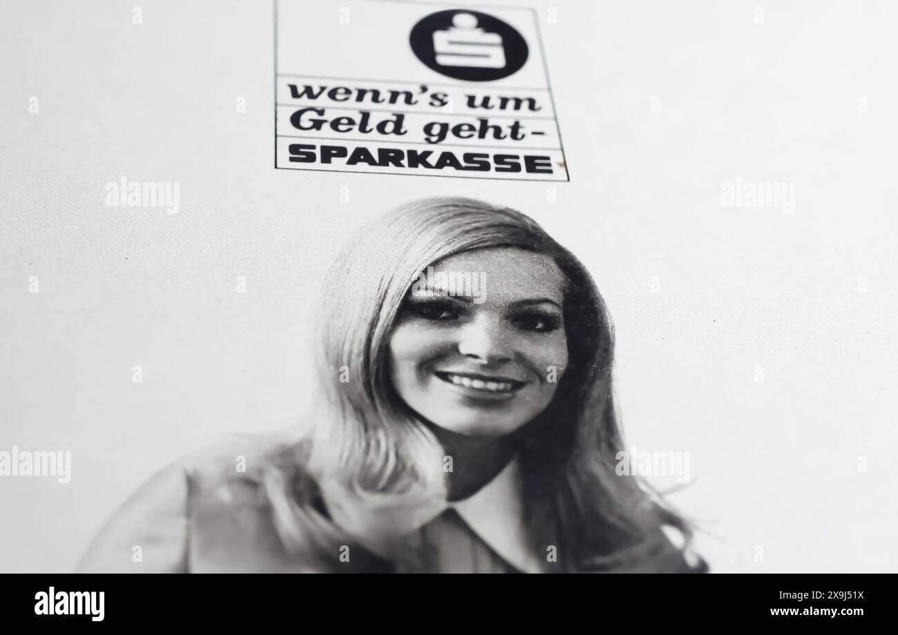Viersen, Deutschland - 9. Mai. 2024: Retro-altes Magazin schwarz-weiß-Werbung des deutschen Finanzinstituts Sparkasse von 1969 Stockfoto