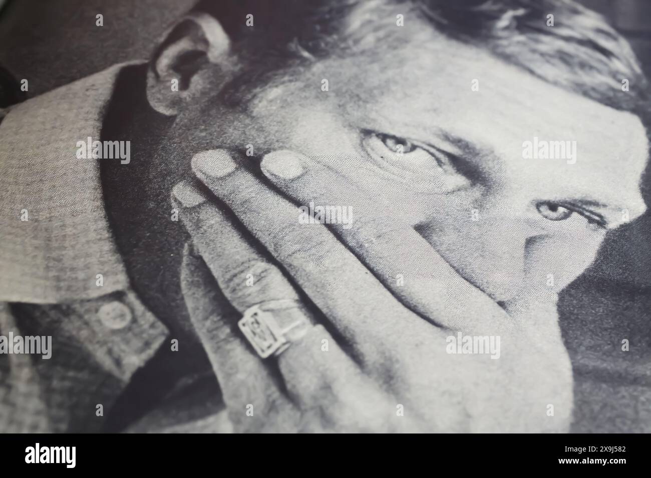 Viersen, Deutschland - 9. Mai. 2024: Schwarzweiß-Porträt des Schauspielers Steve McQueen in der amerikanischen Zeitschrift von 1968 Stockfoto