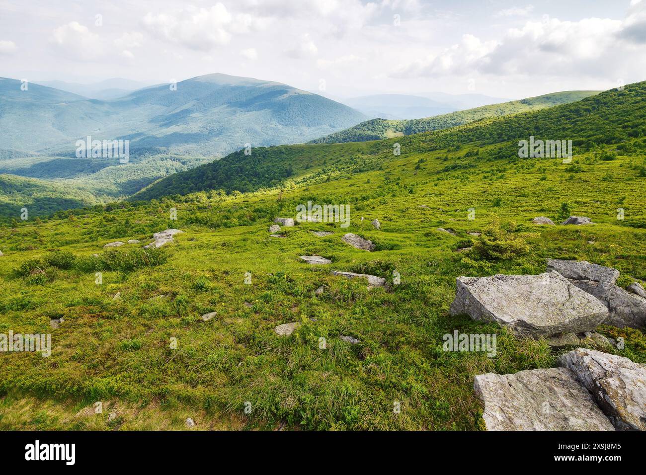 Wunderschöne Landschaft der bergigen Landschaft im Sommer. Blick ins ferne Tal. Outdoor-Abenteuer in den karpaten der ukraine auf einem Clou Stockfoto