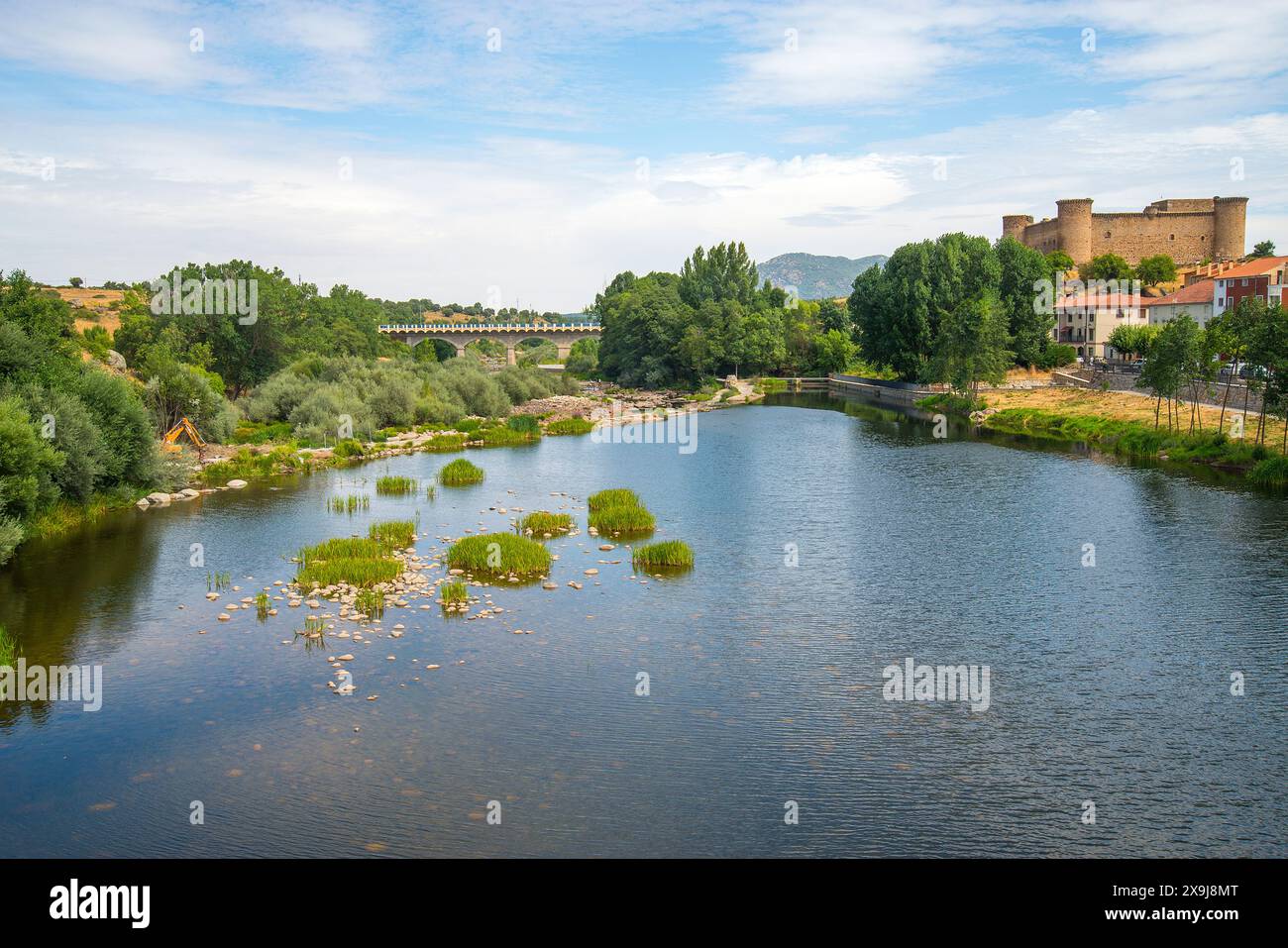 Fluss Tormes und Valdecorneja schloss. El Barco de Avila Avila Provinz Castilla Leon, Spanien. Stockfoto