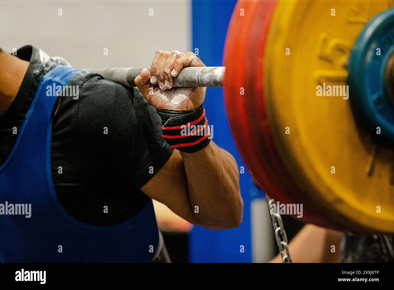 Athlet Powerlifter bereitet Squat-Übungen beim Powerlifting-Wettbewerb vor Stockfoto