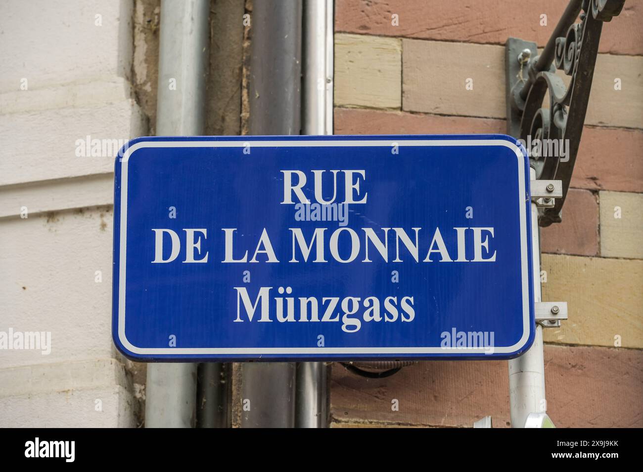 Zweisprachiges Straßenschild Deutsch Französisch, Straßburg, Département Bas-Rhin, Elsaß, Frankreich Stockfoto