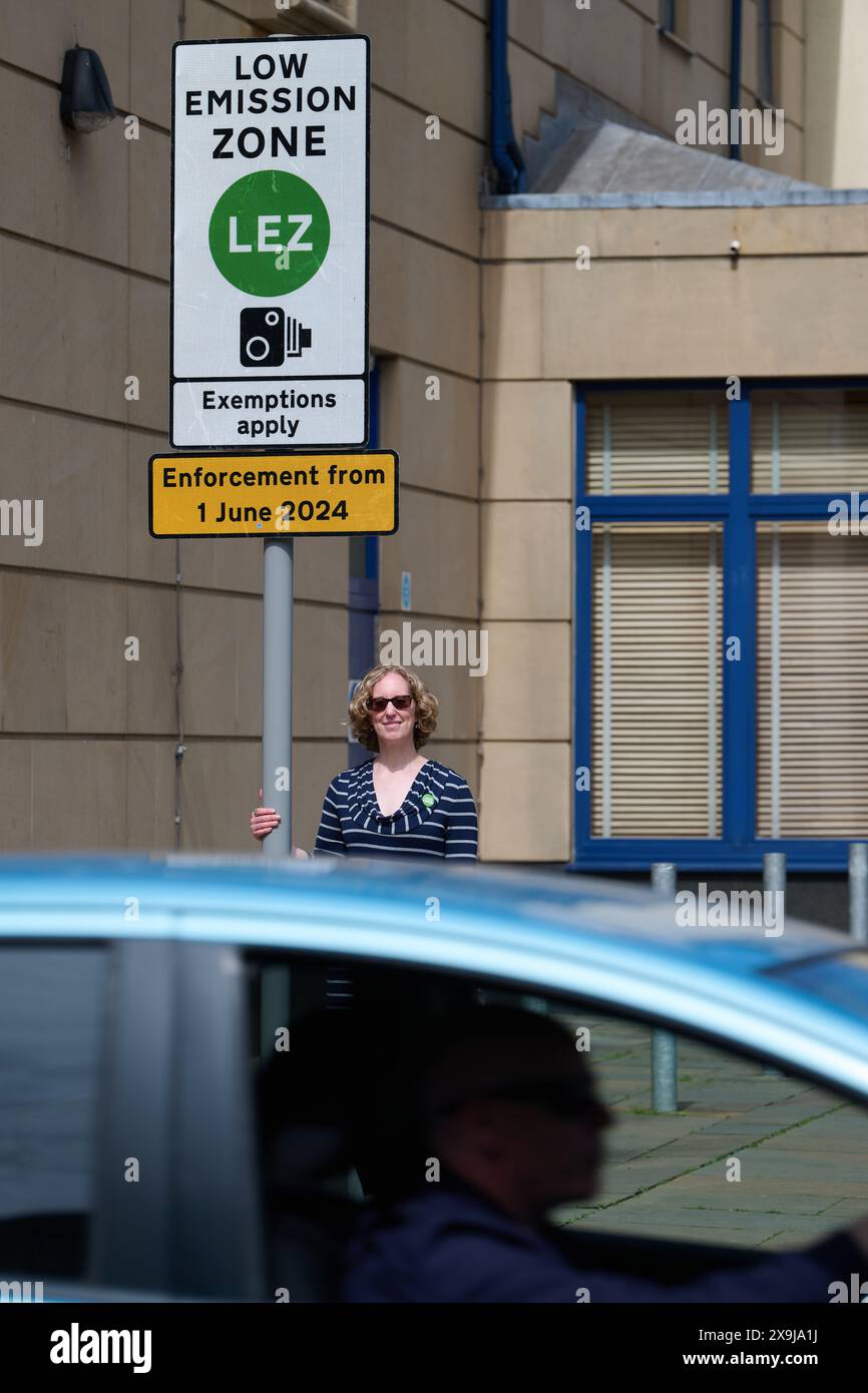 Edinburgh Schottland, Vereinigtes Königreich 01. Juni 2024. Lorna Slater MSP, Co-Leader der schottischen Grünen in Hollyrood, unterstreicht die positiven Vorteile der neuen emissionsarmen Zone Edinburghs und die Notwendigkeit, die Zahl der Autos auf unseren Straßen zu reduzieren. Credit sst/alamy Live News Stockfoto
