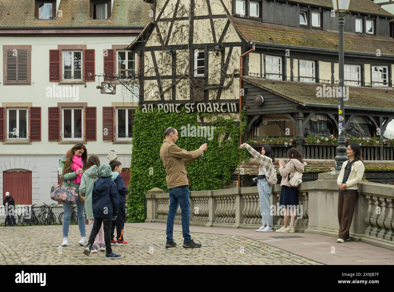 Touristen machen Selfies, Pont Saint Martin, Brücke über die Ill, La Petite France, Altstadt, Straßburg, Département Bas-Rhin, Elsaß, Frankreich Stockfoto