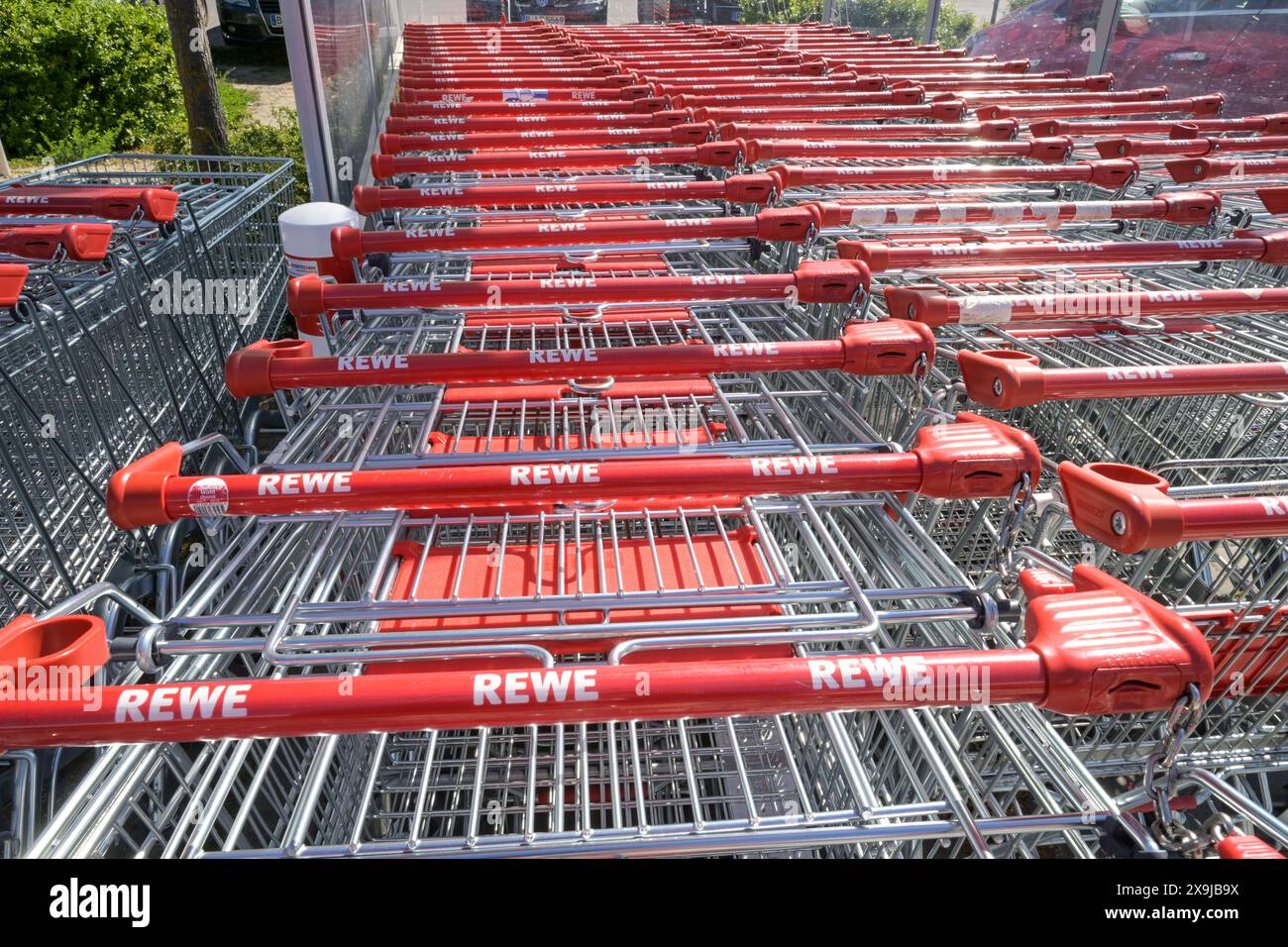 Rewe Einkaufswagen, Berlin, Deutschland Stockfoto