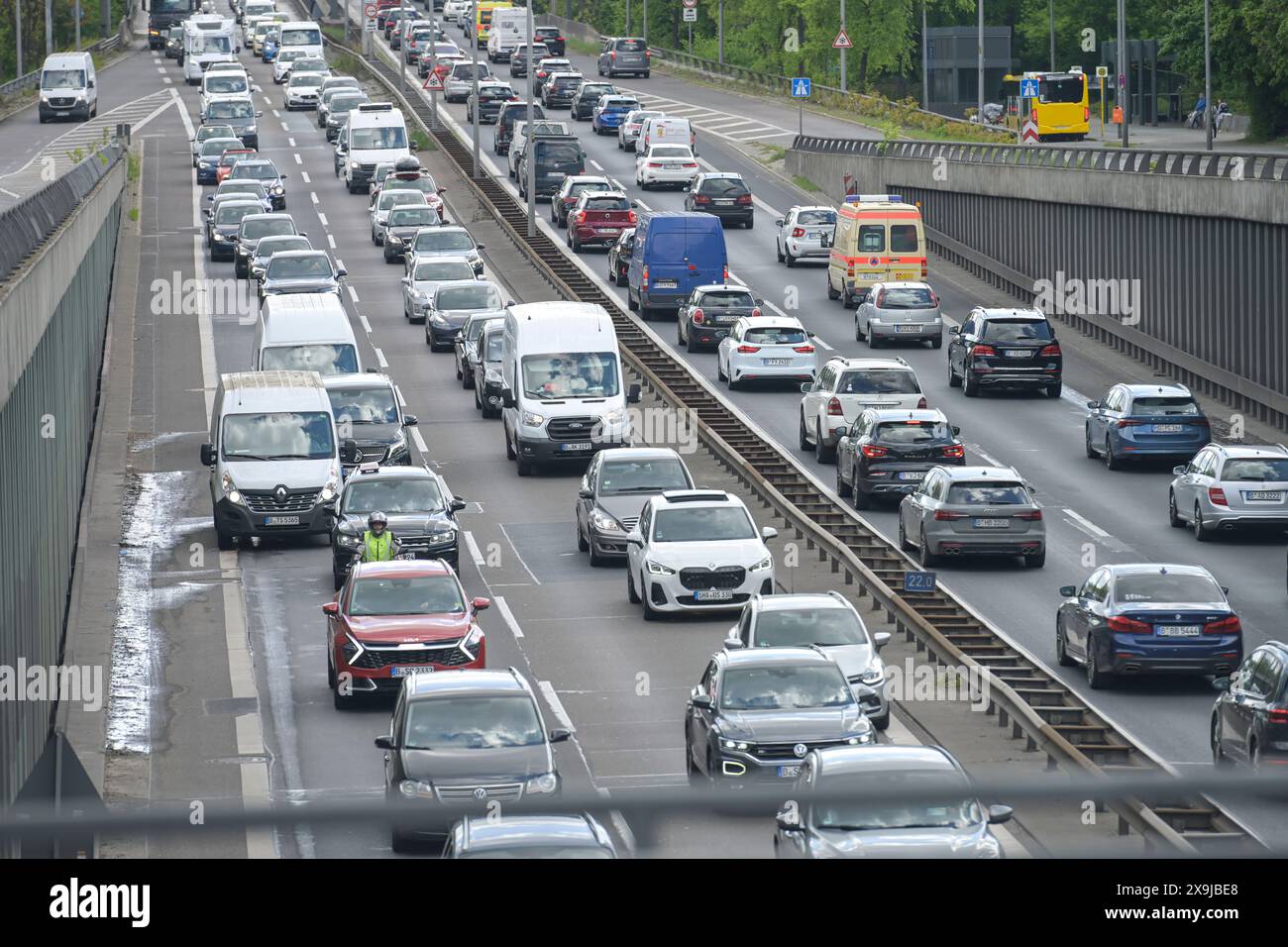 Stau, zähfliessender Verkehr, Stadtautobahn A 111, Höhe Heckerdamm, Charlottenburg, Berlin, Deutschland Stockfoto