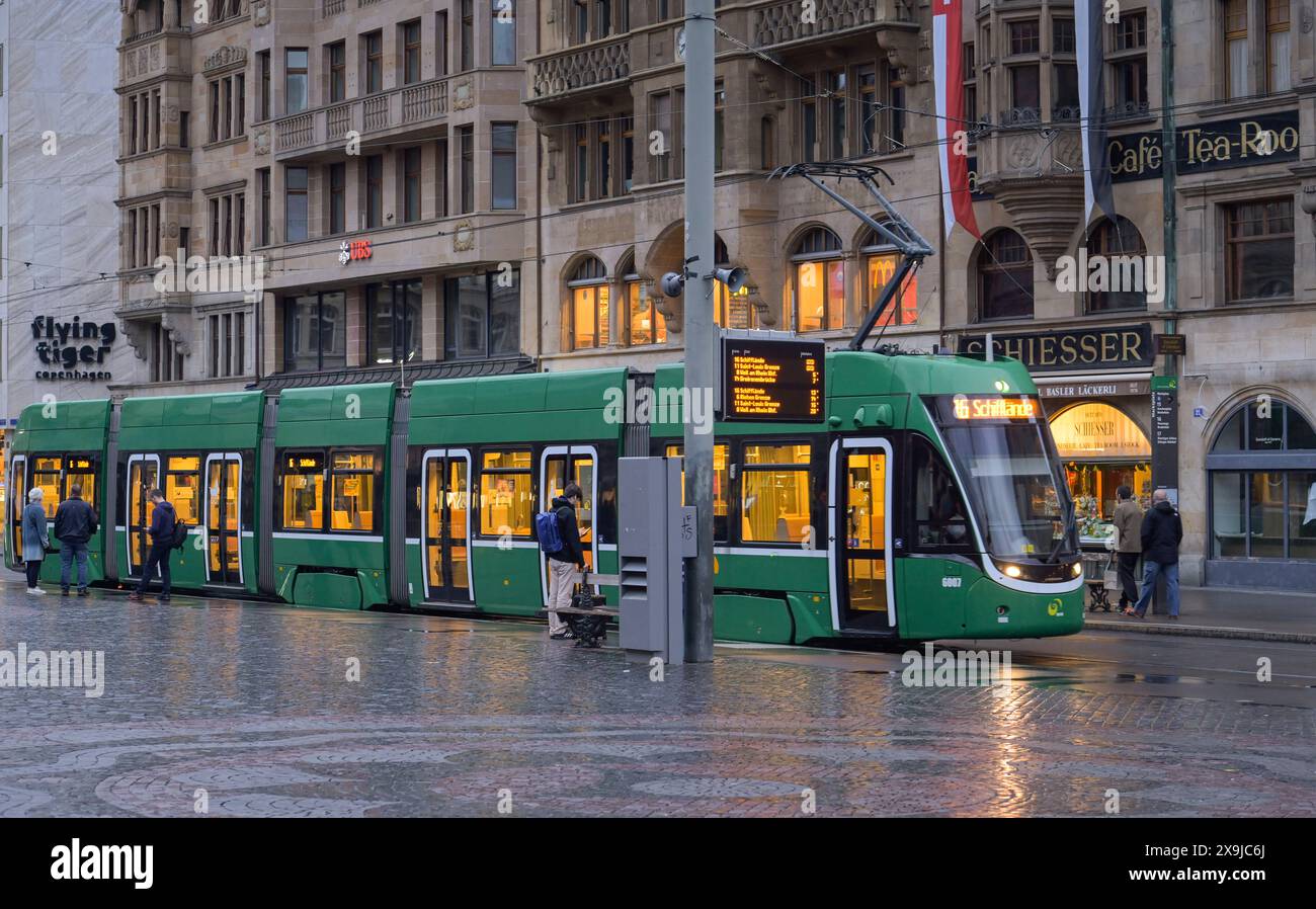 Straßenbahn am Marktplatz, Altstadt, Basel, Schweiz Stockfoto
