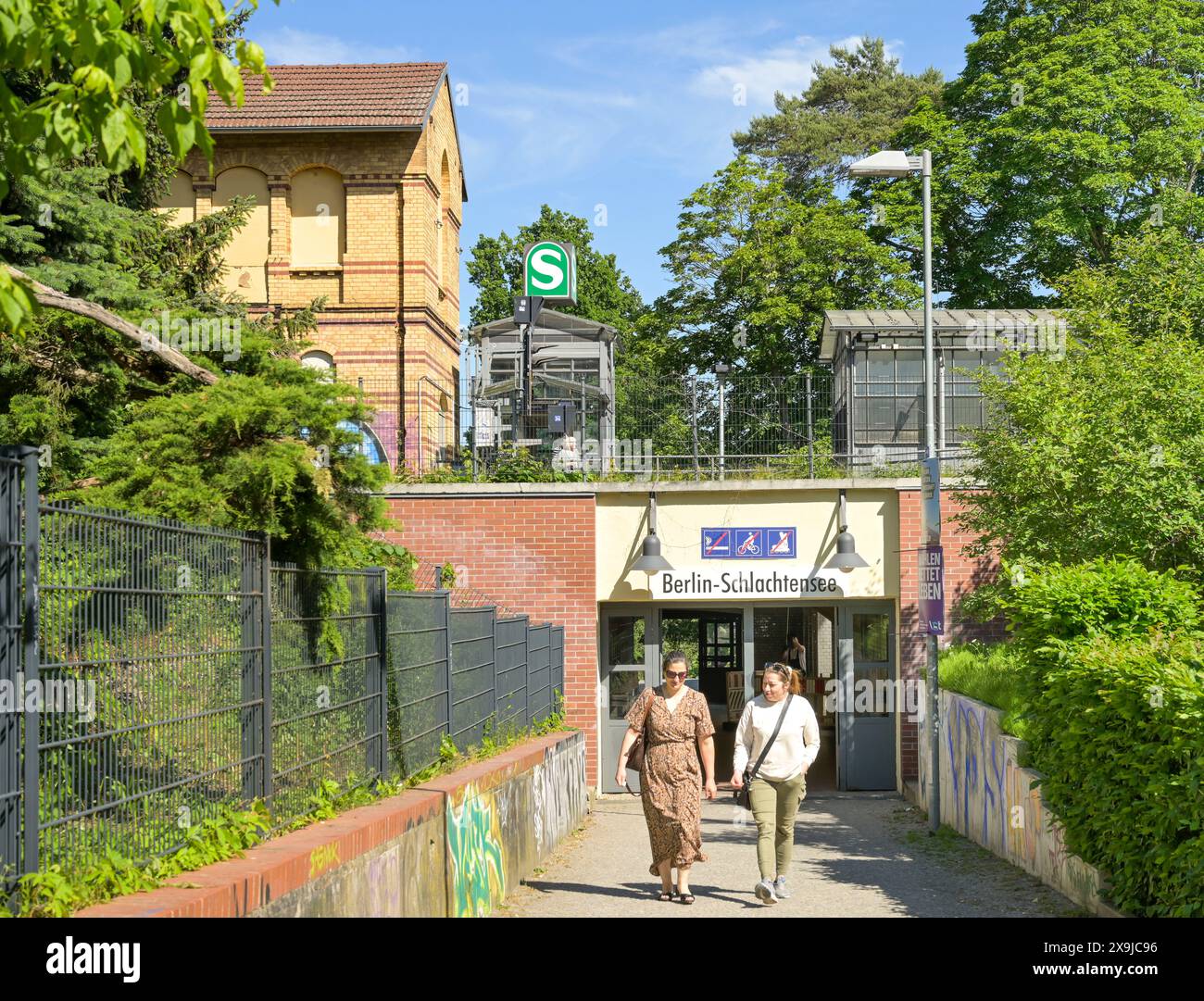 S-Bahnhof Schlachtensee, Zehlendorf, Bezirk Steglitz-Zehlendorf, Berlin, Deutschland Stockfoto