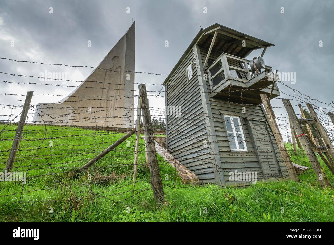 Wachturm, Stacheldraht, Mahnmal in Form einer Flamme, KZ Struthof, Natzweiler, Elsass, Frankreich Stockfoto