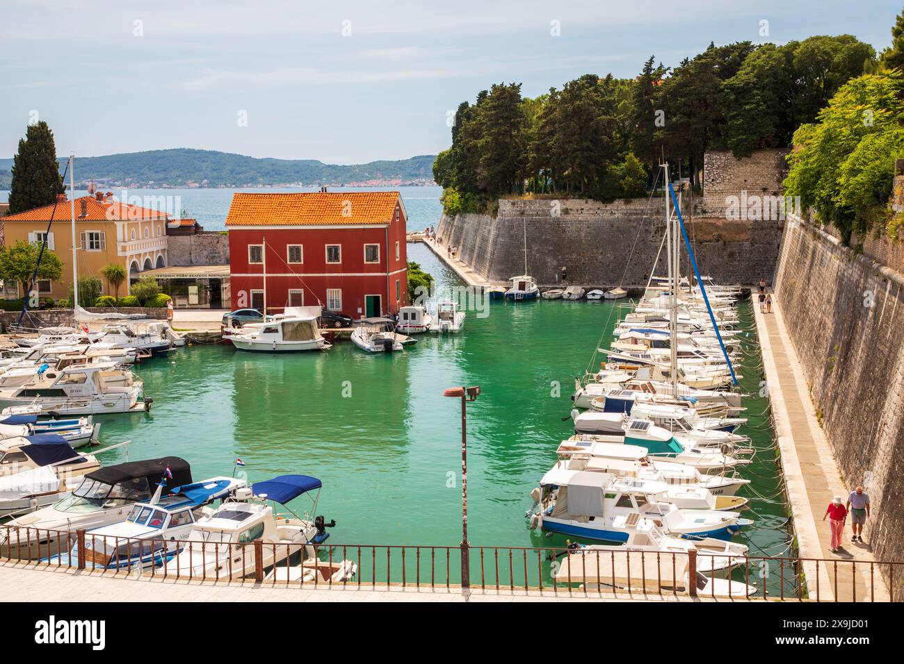 Zadar, Kroatien - 27. Mai 2024: Kleine Fosa Bucht in Zadar mit Booten und Yachten Stockfoto