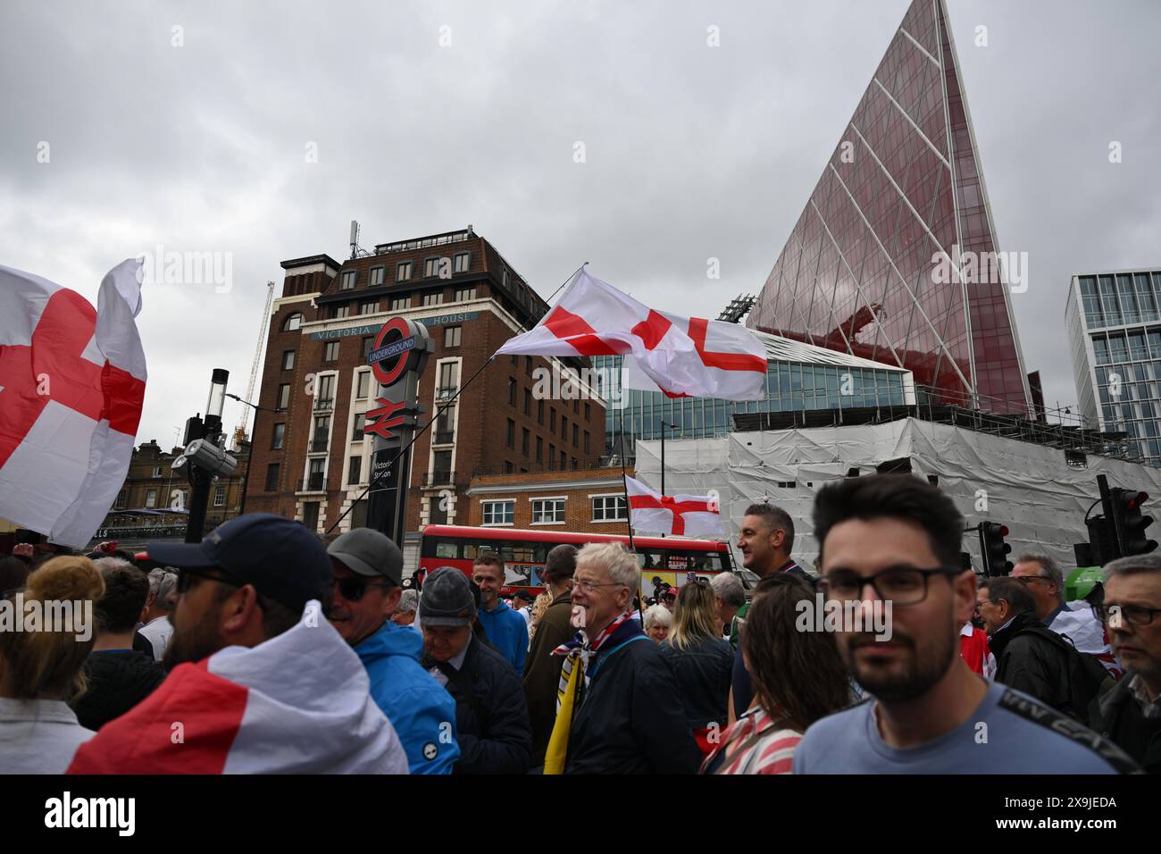 1. Juni 2024, London, England, Vereinigtes Königreich: Menschen versammeln sich, um gegen den islamischen Einfluss in England zu protestieren. Die Demonstranten rufen zur Massendeportation von Flüchtlingen und zur Beendigung der propalästinensischen Proteste auf, die seit Oktober 2023 in Großbritannien andauern. (Kreditbild: © Cal Ford/ZUMA Press Wire) NUR REDAKTIONELLE VERWENDUNG! Nicht für kommerzielle ZWECKE! Stockfoto