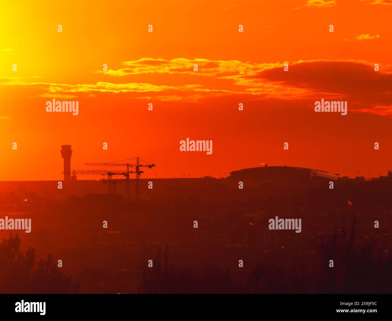 Goldene Stunde bei Sonnenuntergang über dem Flughafen Dublin ab Howth Stockfoto