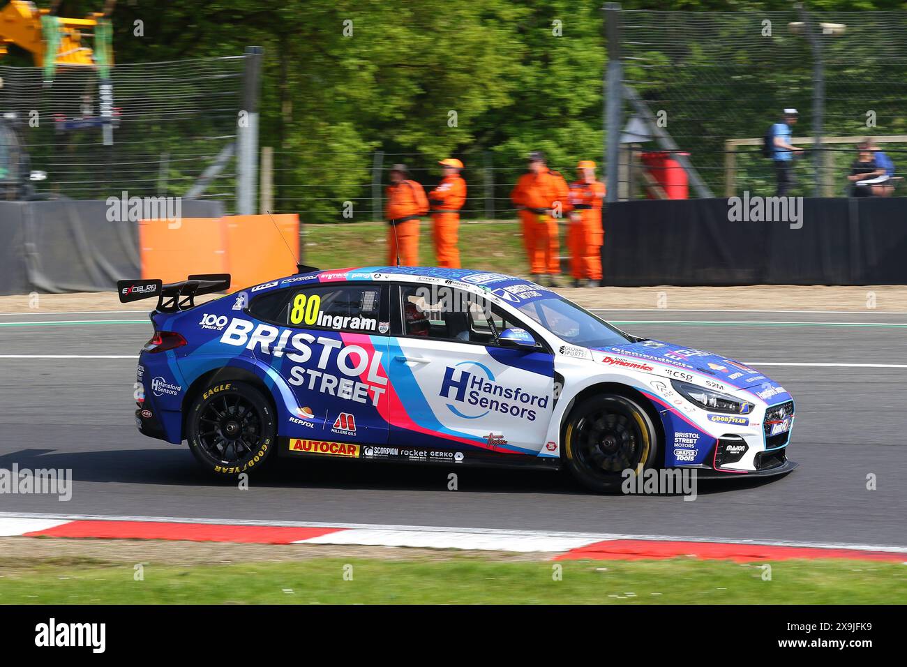 Tom Ingram – Team Bristol Street Motors – fuhr im Mai 2024 den Hyundai i30N Nummer 80 im Kwik Fit BTCC 2024 in Brands Hatch Stockfoto