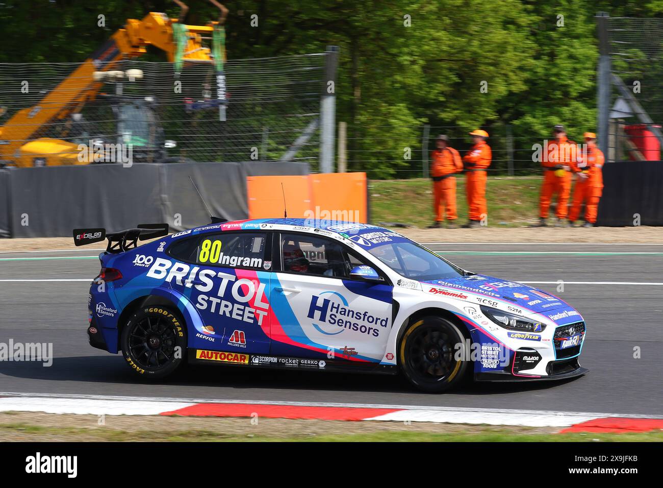 Tom Ingram – Team Bristol Street Motors – fuhr im Mai 2024 den Hyundai i30N Nummer 80 im Kwik Fit BTCC 2024 in Brands Hatch Stockfoto