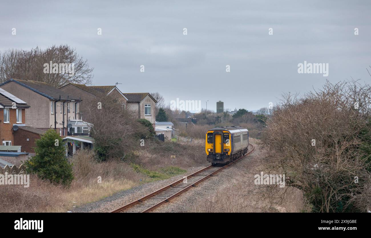 Dieselzug der Northern Rail-Klasse 156 auf der eingleisigen Heysham-Zweigstrecke mit einem täglichen Zug zum Heysham-Hafen Stockfoto