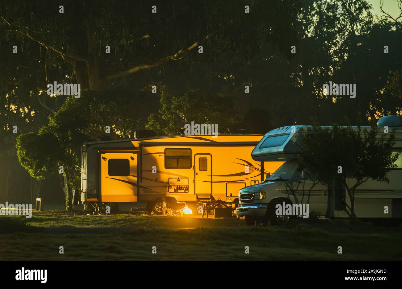 Campingplatz in der Abenddämmerung mit zwei Wohnmobilen Stockfoto