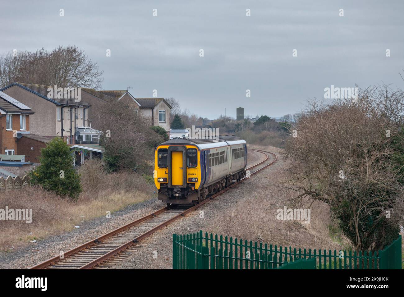 Dieselzug der Northern Rail-Klasse 156 auf der eingleisigen Heysham-Zweigstrecke mit einem täglichen Zug zum Heysham-Hafen Stockfoto