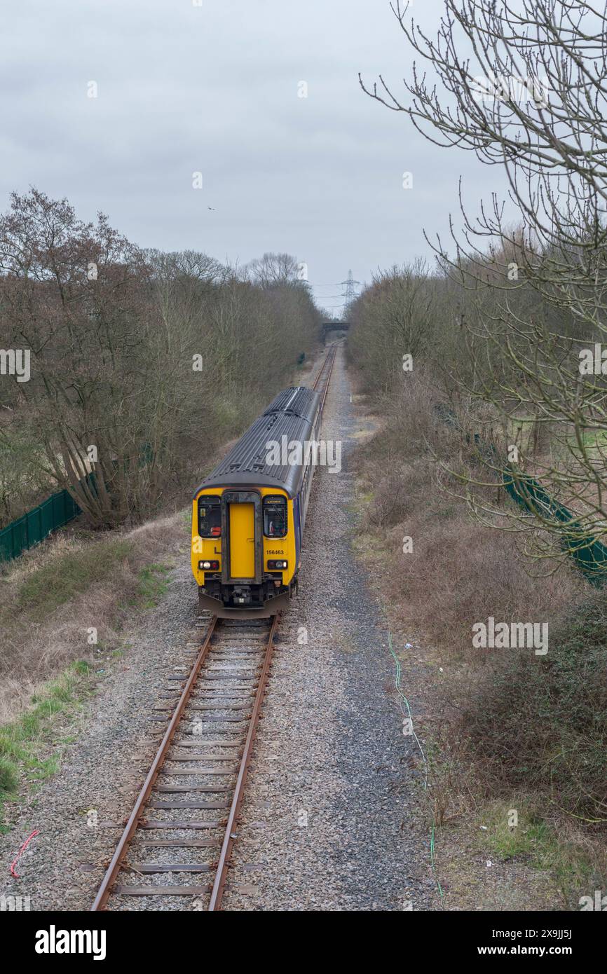 Dieselzug der Northern Rail-Klasse 156 auf der eingleisigen Heysham-Zweigstrecke mit einem täglichen Zug zum Heysham-Hafen Stockfoto