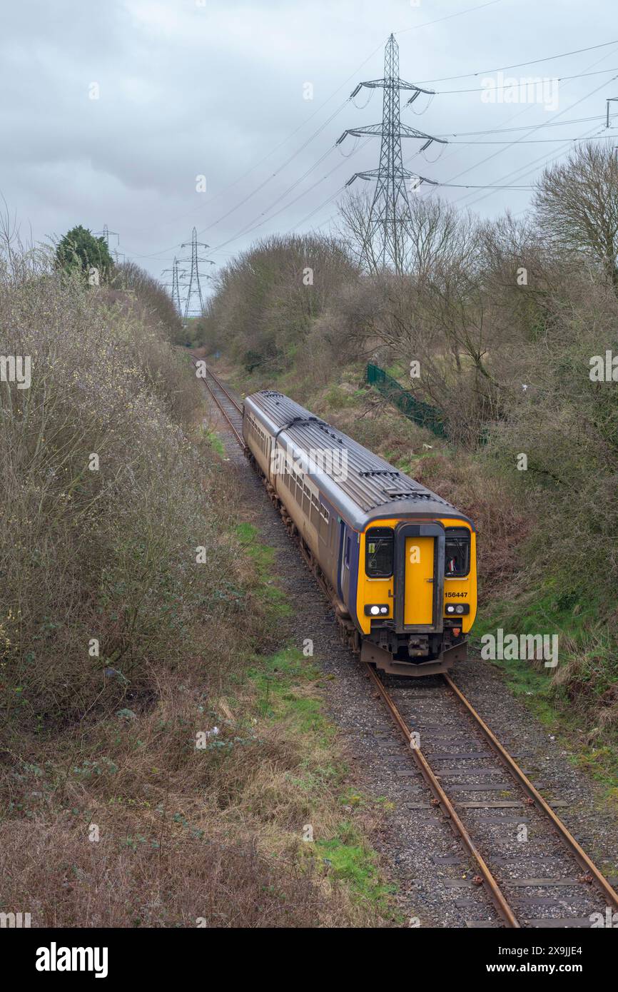 Dieselzug der Northern Rail-Klasse 156 auf der eingleisigen Heysham-Zweigstrecke mit einem täglichen Zug zum Heysham-Hafen Stockfoto